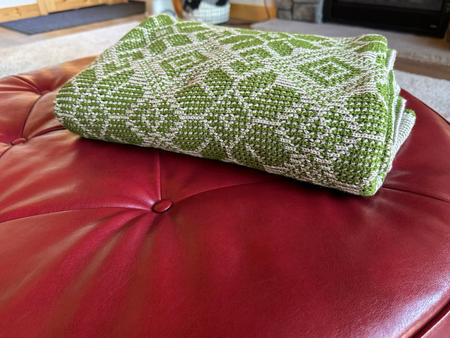 Handmade Knit Throw Blanket, Chunky Knit Design for Warmth, Ideal for Cozy Nights – Thoughtful Gift for Friends and Family Main Image